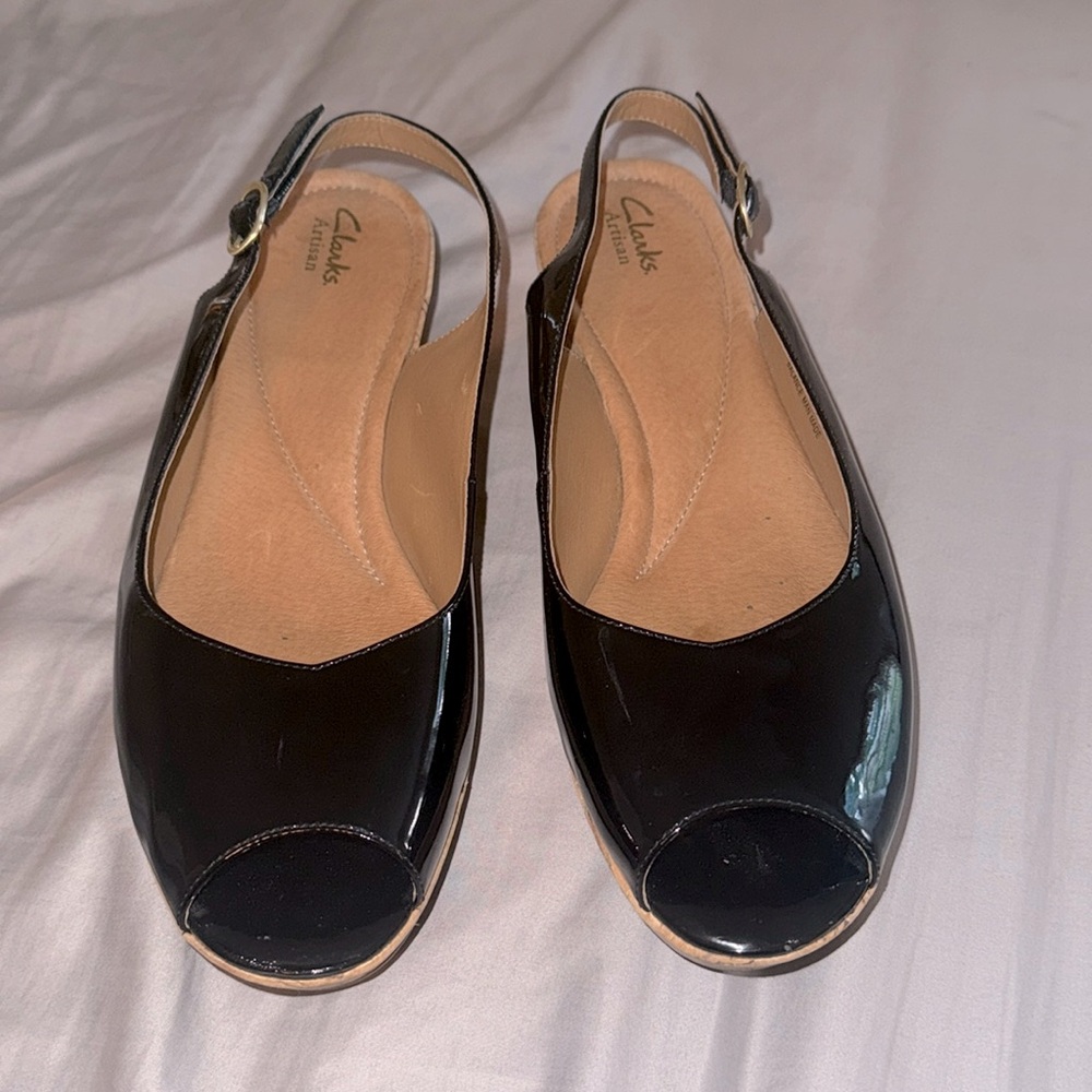 NWOT women’s Clarks Black patent leather wedge,slingback w gold buckle, sz 11W